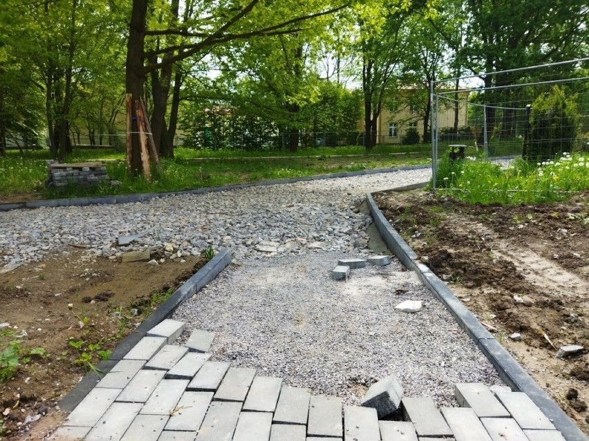 Park Rzeczny Ogród Płaszów zmienia oblicze. W rejonie ulic Myśliwska, Lasówka i Gumniska są już nowe drzewa i pierwsze alejki ZDJĘCIA