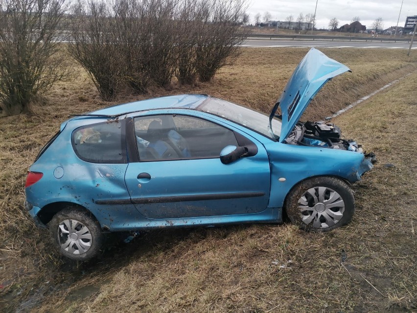 Wypadek w Jędrzejowie. Samochód wypadł z drogi, do szpitala zabrano małżeństwo