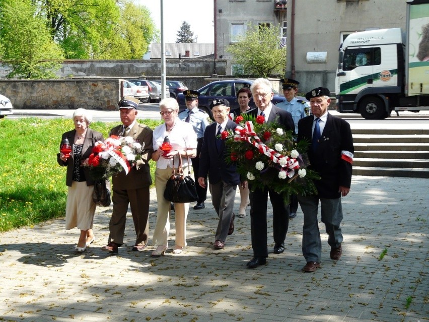 Dzień Zwycięstwa w Radomsku. Złożenie kwiatów pod pomnikiem Grobem Nieznanego Żołnierza [ZDJĘCIA]