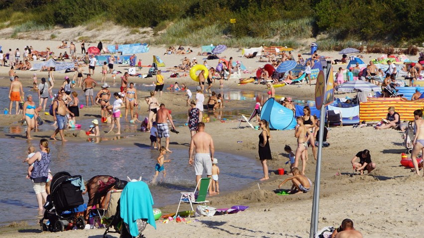 Gorący długi weekend w Darłówku. Na plaży tłumy [ZDJĘCIA] 