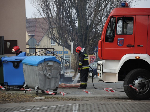 W Świnoujściu rok w rok nie brakuje zgłoszeń sylwestrowych. Podpalenia mniejsze i większe się zdarzają.  Na przełomie roku 2016-2017 miejscowa straż odnotowała 6 zgłoszeń, z czego  5, to  pożary, przełom roku 2017 i 2018, to  5 zdarzeń, 2018 - 2019 - 7  zgłoszeń , tak samo 2019 - 2020. To  7 zgłoszeń, z czego 2 były pożarami .  Płonęło - drzewo i samochód.