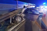 Wypadek na autostradzie A4. Audi wypadło z drogi, uderzyło w bariery i ekran akustyczny 