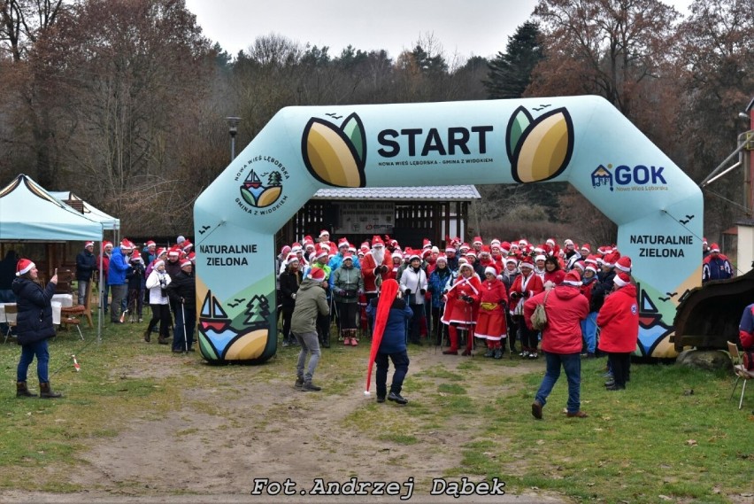 Tłum uczestników wyruszył na trasę Mikołajkowych Nordic Walking w Obliwicach 