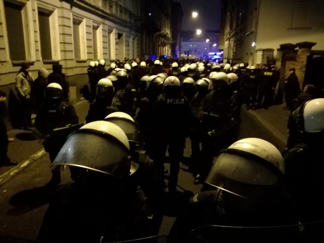 Poznań: Manifestują antyfaszyści i narodowcy [ZDJĘCIA]