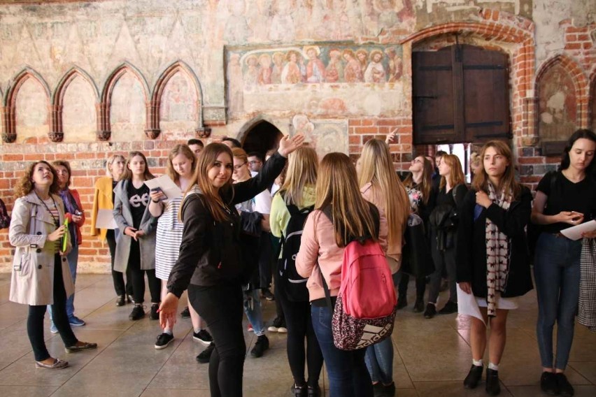 Uczniowie z "dwójki" poznawali tajniki średniowiecza w malborskim zamku