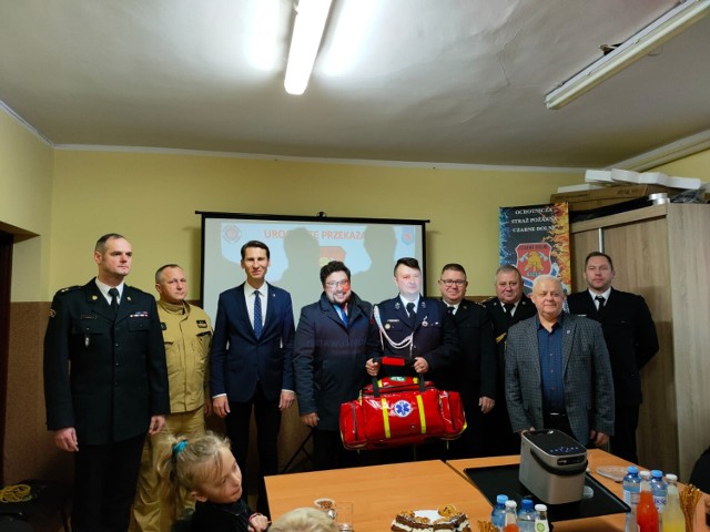 Przekazanie zestawu ratownictwa przedlekarskiego dla strażaków odbyło się w świetlicy w Czarnem Dolnem.