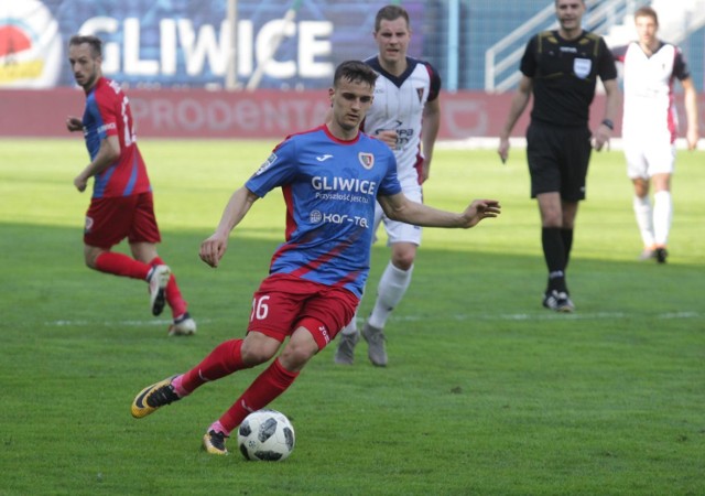 Piast Gliwice - Pogoń Szczecin 0-0. Tomasz Hołota (na drugim planie)