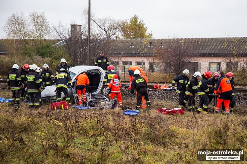 Tragiczny wypadek niedaleko Warszawy. Samochód zdemolowany...