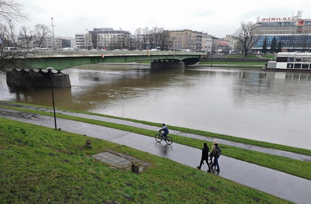 Od kilku dni w Krakowie mamy intensywne opady deszczu. Woda nawadnia rośliny, zmywa zabrudzone po zimie ulice, ale powoduje też podnoszenie się poziomu w rzekach.