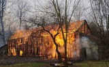 Pożar stodoły w Nakle w powiecie częstochowskim! Dzięki szybkiej i skutecznej akcji strażaków udało się uniknąć tragedii
