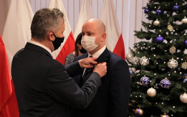 Burmistrz Jędrzejowa Marcin Piszczek odznaczony Srebrnym Krzyżem Zasługi za działalność społeczną i samorządową.