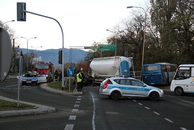 KRÓTKO: Wypadek na ul. Lwowskiej w Bielsku-Białej, trzy osoby ranne