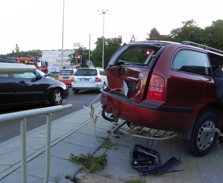 ... która przebiła się przez barierkę. Fot. Darek Szczecina