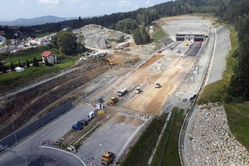 Portal południowy tunelu na "Zakopiance" w miejscowości...