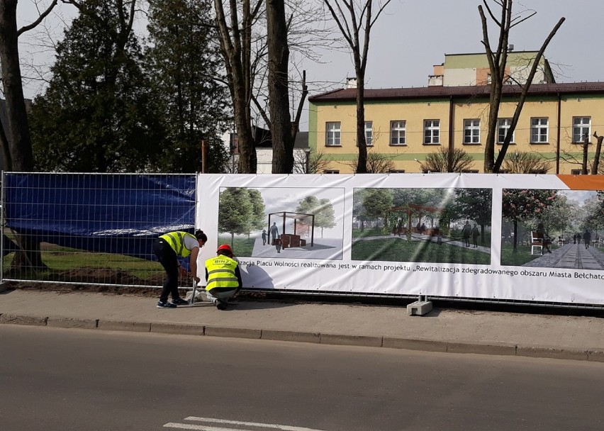 Bełchatów. Plac Wolności z wizualizacją. Można ją oglądać na płocie