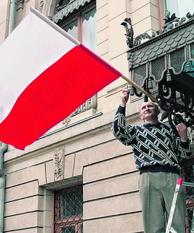 Pan Marian wywieszał flagę w centrum Krakowa