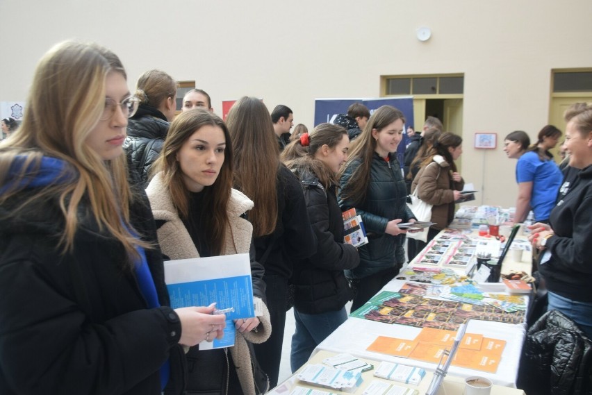 Uczniowie z radomskich szkół przeglądali oferty edukacyjne...