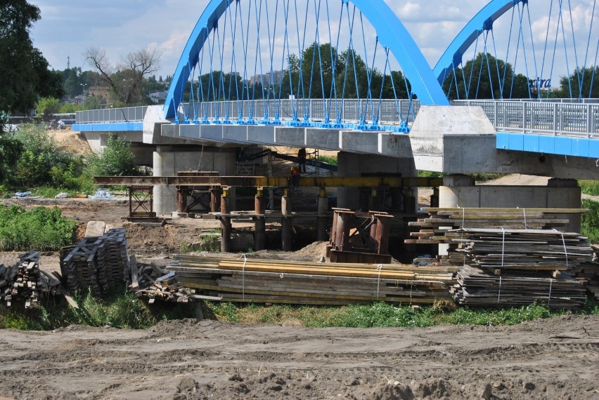 Most nad Wartą przy ul. Srebrnej jest na ukończeniu.