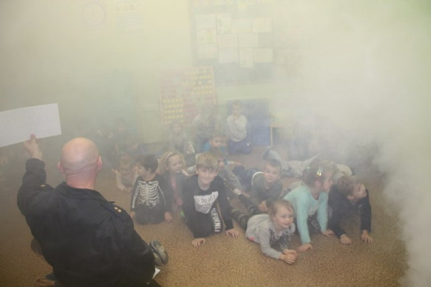 Strażacy odwiedzili dzieci w Białobłotach w ramach akcji "Kręci mnie bezpieczeństwo"