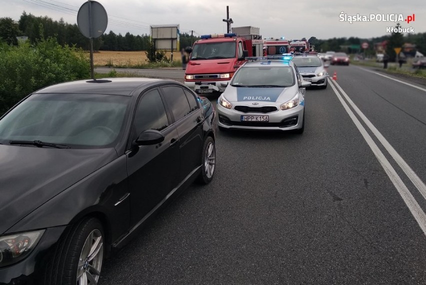 Tragiczny wypadek na DK43 w Gruszewni pod Kłobuckiem. W zderzeniu z bmw zginął 61-letni motocyklista