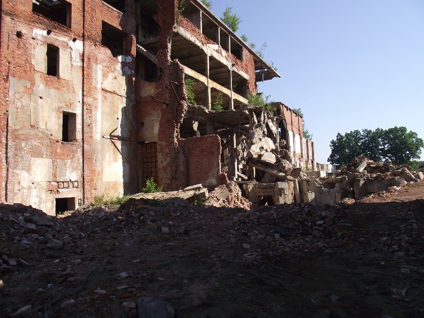 Zaczęło się wyburzanie ruin na terenie likwidowanej papierni...