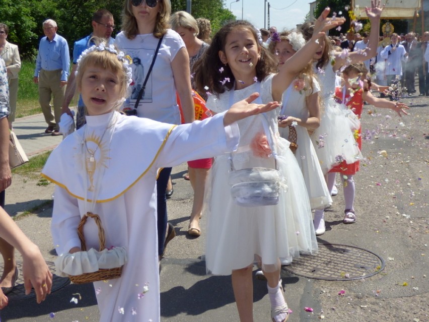 Człuchów. Procesja Bożego Ciała w parafii Matki Bożej Królowej Polski