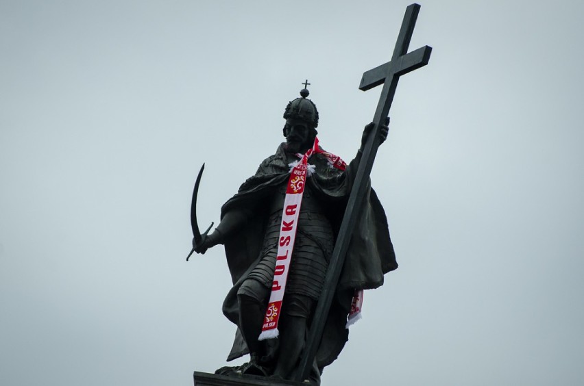 Król kibicuje polskim piłkarzom. Zygmunt III Waza włożył...