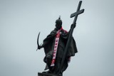 Król kibicuje polskim piłkarzom. Zygmunt III Waza włożył ogromny szalik [ZDJĘCIA]