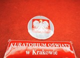 Kraków. Manifestacja "Kartka do Czarnka" pod kuratorium oświaty. Nauczyciele i uczniowie domagają się zmian w systemie szkolnictwa