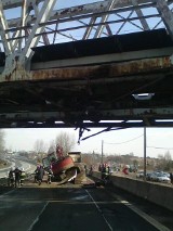 Zderzenie w Sławkowie. Ciężarówka uderzyła w wiadukt na odcinku DK nr 94