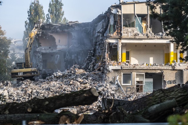 Trwa rozbiórka basenu elanowskiego przy ul. Bażyńskich. Firma Erbud zajmuje się tym od końca września. Zobaczcie, jak przebiegają prace.

Zobacz także: "Lubicka Apartamenty". Nowe osiedle po dawnym Tormięsie



Rozbiórka basenu elanowskiego przy ul. Bażyńskich. Znika kawał historii [ZDJĘCIA]