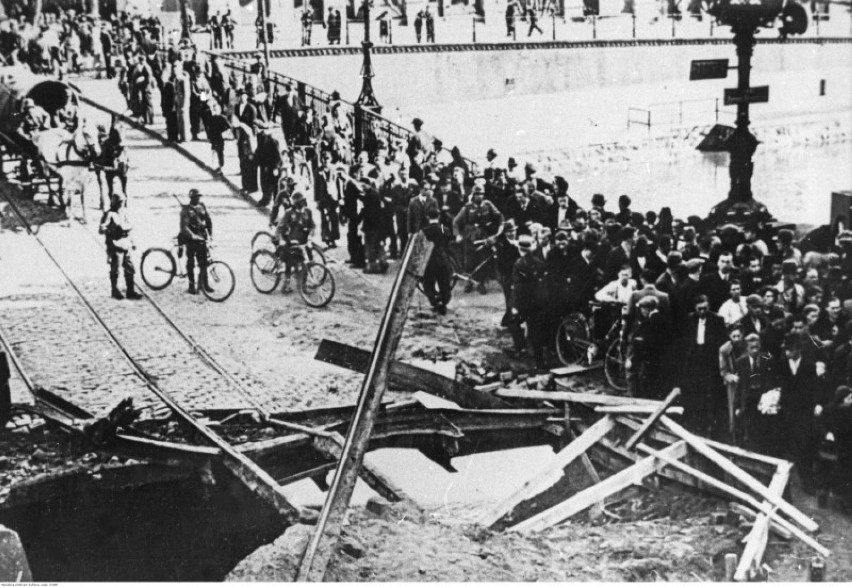 1939 r. Zbombardowany most im. Romana Dmowskiego w...