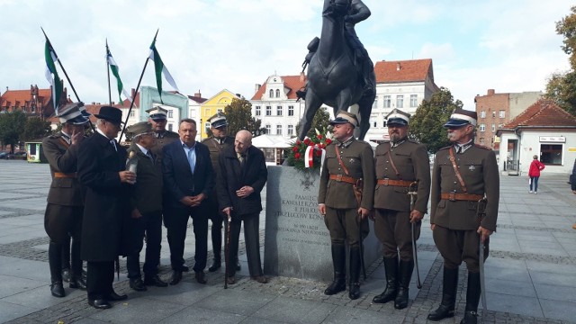 Dziś przypada pierwsza rocznica odsłonięcia pomnika upamiętniającego kawalerzystów 8 pułku strzelców konnych w Chełmnie. Z tej okazji w niedziele odbyła się skromna uroczystość.
