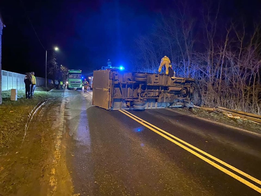 Wypadek w Kwileniu. Kierowca stracił kontrolę nad autem i uderzył w barierki. Pojazd przewrócił się na bok