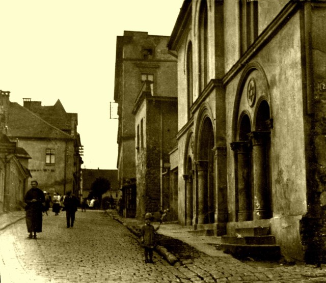 Jedno z nielicznych zachowanych zdjęć wodzisławskiej synagogi od frontu - ok. 1925 roku. W tym czasie nabożeństwa żydowskie już się w niej nie odbywały.