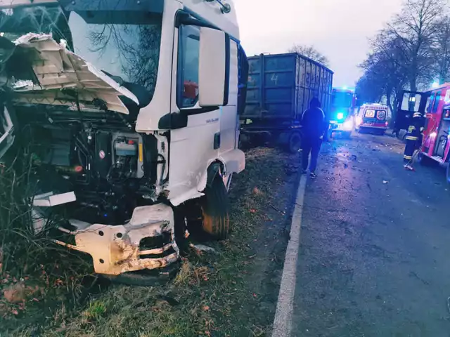 Wypadek w Stanominie. Jak informuje nas asp. szt. Izabella Drobniecka z inowrocławskiej policji, z dotychczasowych ustaleń funkcjonariusz wynika, iż 27-letni kierujący samochodem osobowym marki Kia w trakcie wymijania zjechał na przeciwległy pas ruchu i zderzył się z ciężarówką