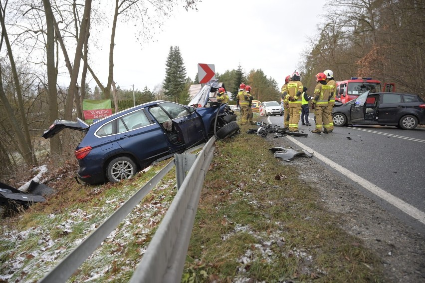 Czołowe zderzenie dwóch samochodów na DK 16 w Kłódce pod...