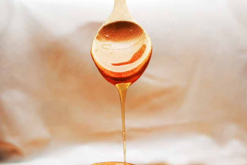 Płynny miód pszczeli bywa „zdrowszym” zastępnikiem dla...