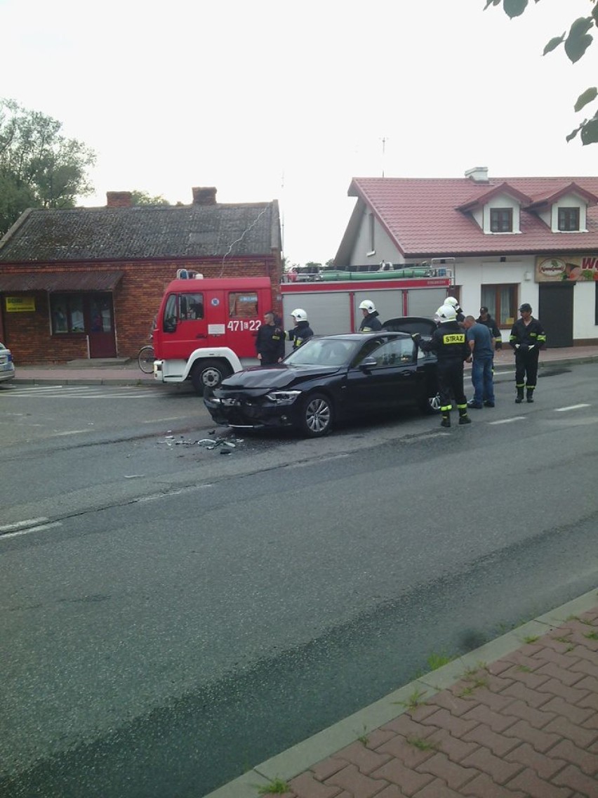 Wypadek w Poświętnem w powiecie opoczyńskim. Czołowo zderzyły się dwa samochody