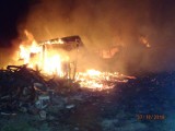 STRAŻACY W AKCJI: Pożar budynków gospodarczych w Baszkowie. Gasiło go pięć zastępów straży [ZDJĘCIA]