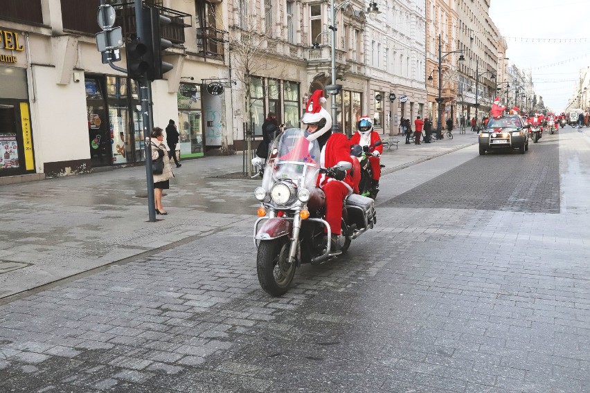 Parada Mikołajów na motorach w Łodzi. MotoMikołaje przywieźli prezenty do Domów Dziecka [ZDJĘCIA]