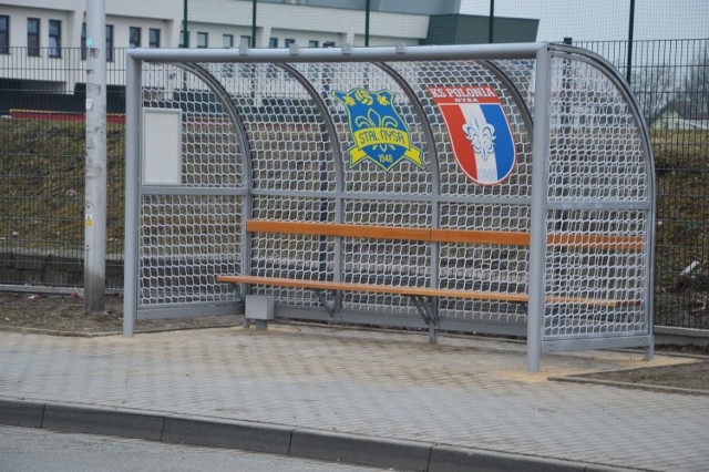 Nowy przystanek przy stadionie Polonii w Nysie. Wygląda wyjęty z boiska.