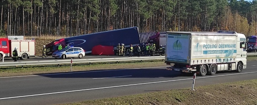 Gmina Krzymów. Na autostradzie A2, na odcinku wiodącym do Poznania zderzyły się 3 ciężarówki