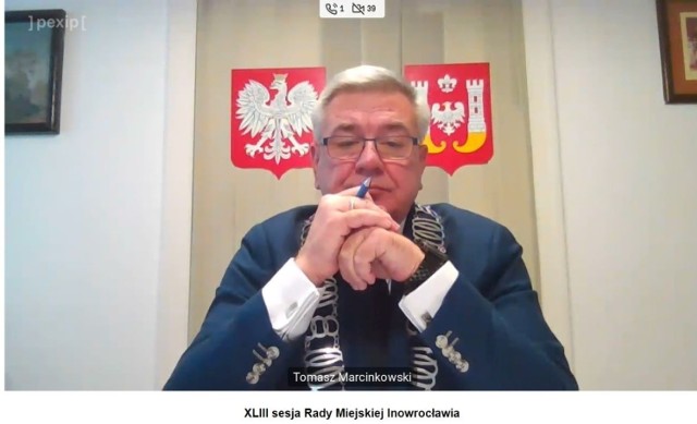 Sesja Rady Miejskiej Inowrocławia odbyła się w trybie zdalnym. Na sceenie przewodniczący rady miejskiej Tomasz Marcinkowski