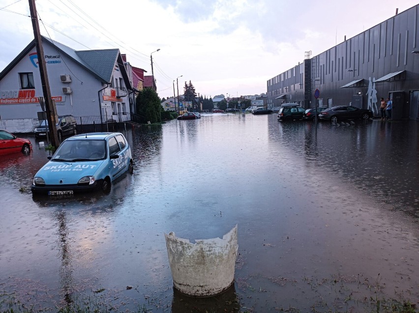 Ekstremalna ulewa w Wieluniu zatopiła ulicę Popiełuszki i rejon Era Parku ZDJĘCIA