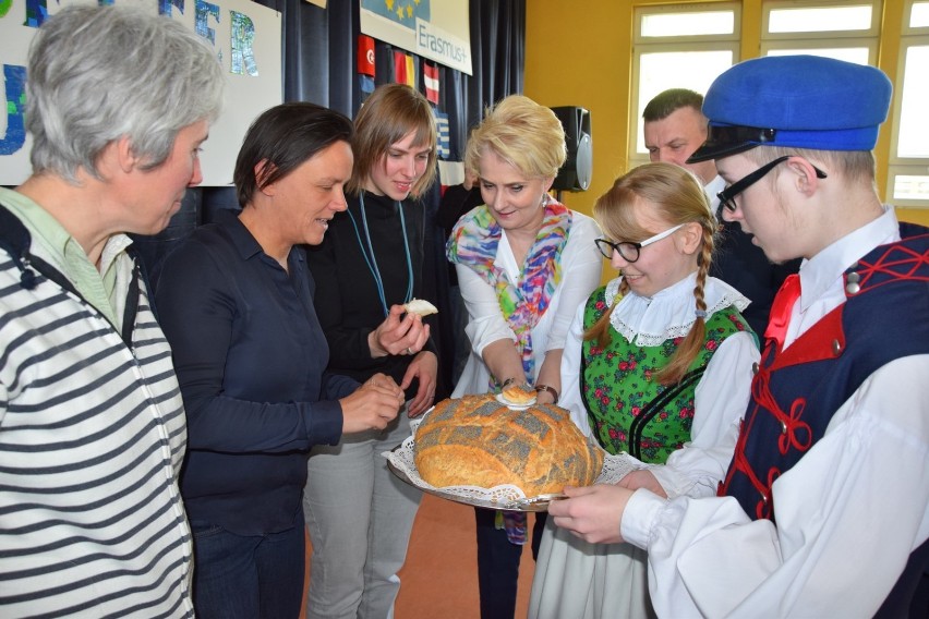 Międzynarodowo w SOSz-W w Sieradzu. Wizyta partnerów projektu „Razem lepiej - przyłącz się do nas!"