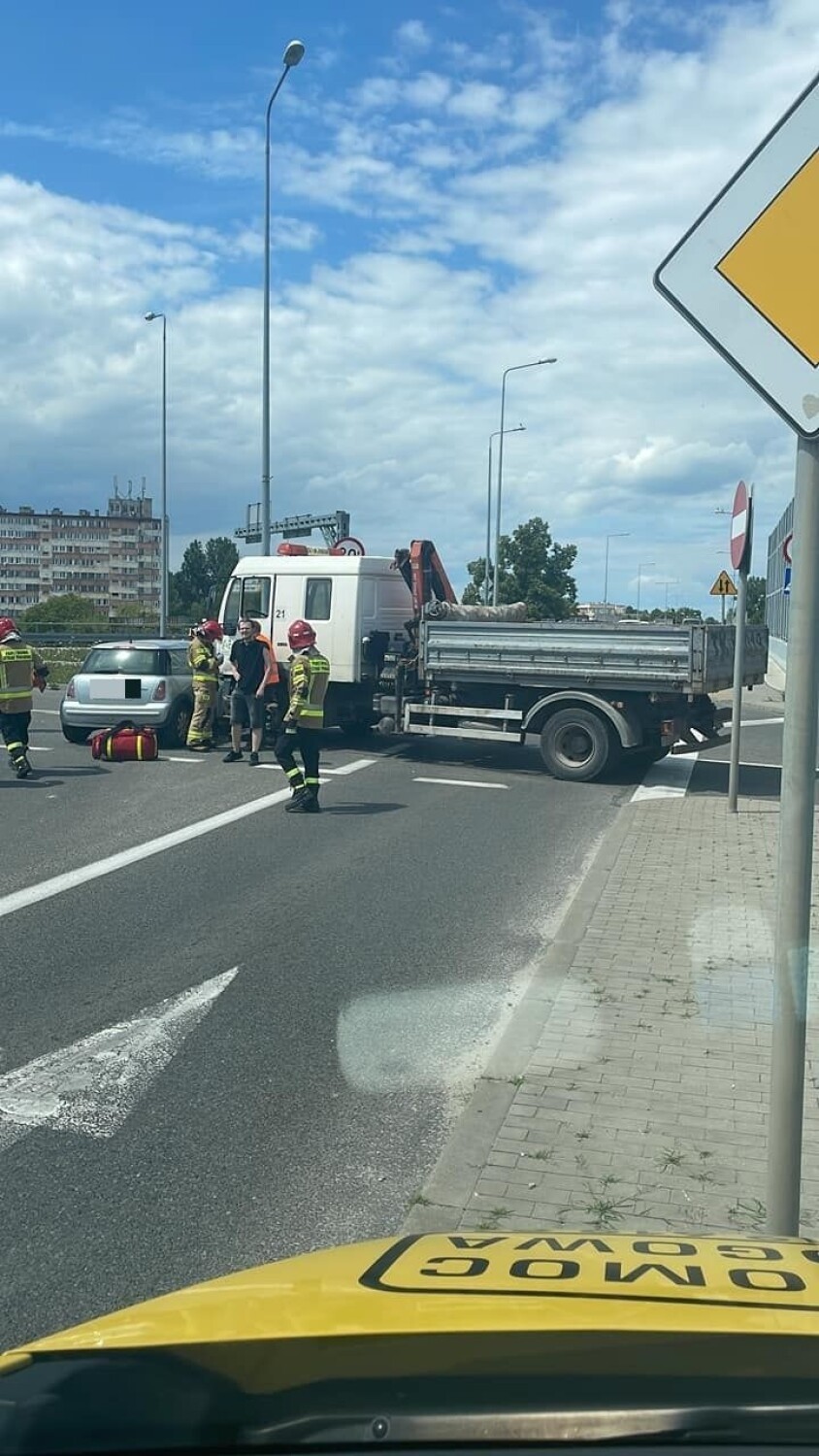 Kolejny wypadek na feralnym skrzyżowaniu w Kielcach. Na 1 Maja zderzyły się osobówka z samochodem ciężarowym 