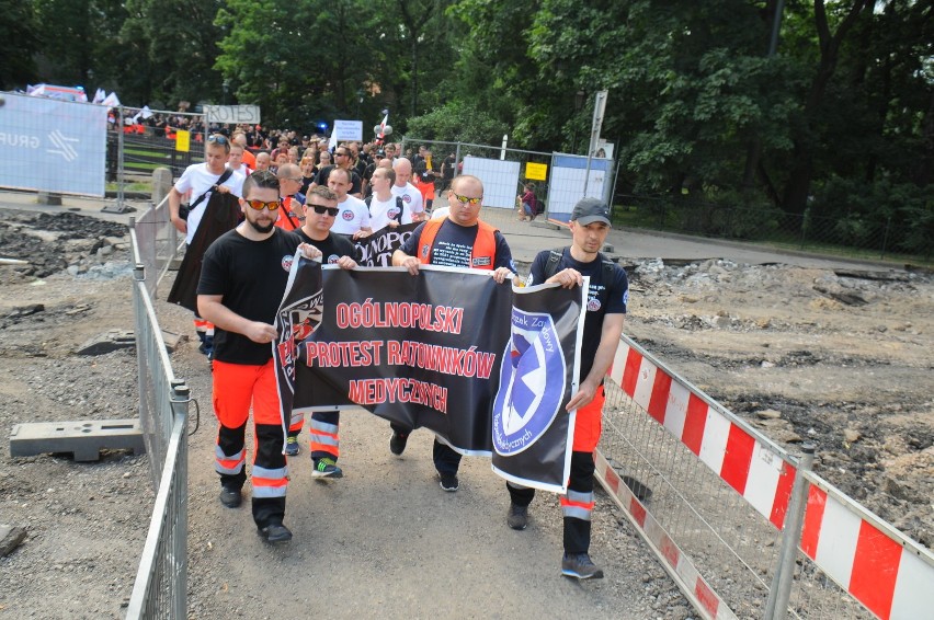 Kraków. Protest ratowników medycznych [ZDJĘCIA]