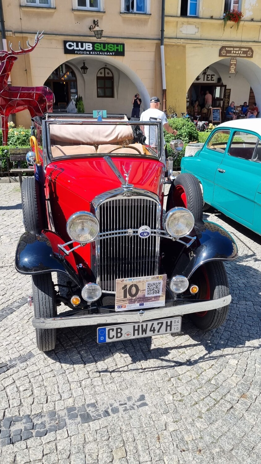 Zabytkowe samochody na Placu Ratuszowym! Tak wygląda XVIII Międzynarodowy Rajd Pojazdów Zabytkowych "Auto Retro Bez Granic"