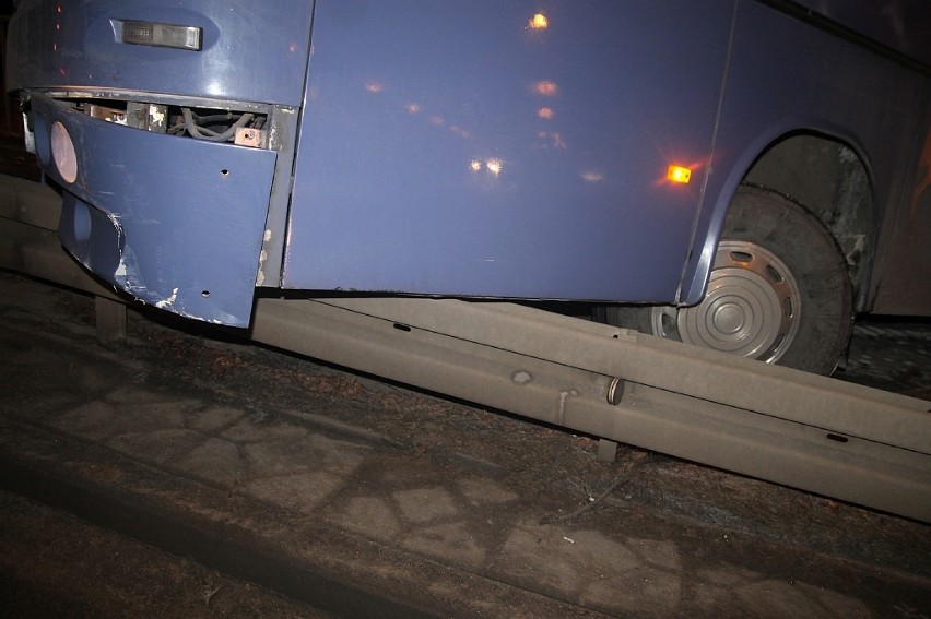 Kierowca autobusu wjechał w barierki na obwodnicy Legnicy [ZDJĘCIA]